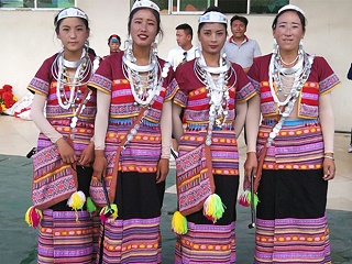 西藏林芝雅鲁藏布生态文化旅游节僜人族节庆表演民族服饰